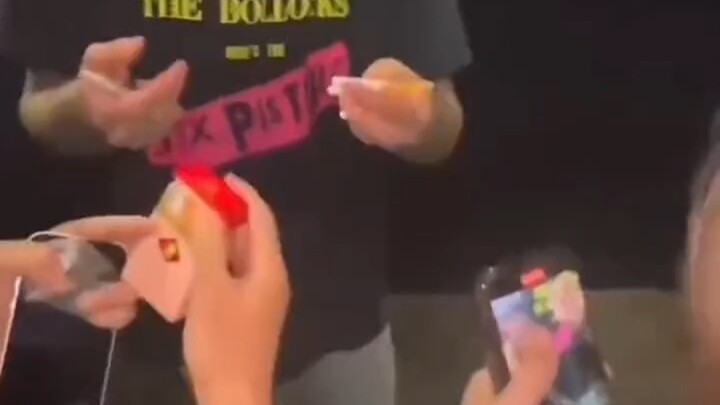 بعد ذلك، بحث في جميع أنحاء إنجلترا، لكنه لم يعُد يجد تلك الحزمة الذهبية التي تستطيع أن تُسكِّن هموم 