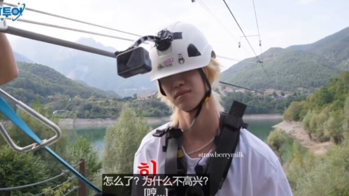 Luo PD: Ada apa? Kenapa nggak seneng?  Minghao: Topinya kebesaran!