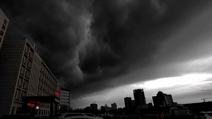 "Thật kinh hoàng. Bầu trời trước cơn bão thật ngột ngạt! Cảm giác như ngày tận thế vậy!"