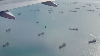 فقط عندما حلقت فوق مضيق ملقا، أدركت حقًا معنى "شريان الحياة البحري" المذكور في كتاب الجغرافيا.