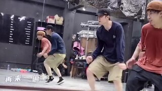 Wang Yibo overcame many difficulties in the practice room and stepped onto the stage with his hot “l