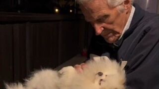 خشيت الابنة على والدها الذي يتجاوز الثمانين من العمر أن يكون وحيدًا، فقامت بإحضار كلب له، وهكذا بدآ 