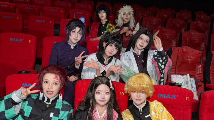 من الرائع جدًا الذهاب لمشاهدة العرض الأول مع الأصدقاء والعائلة!