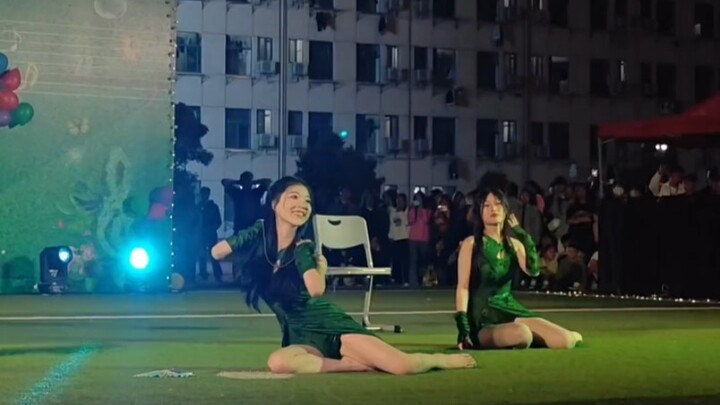 Biểu diễn nhảy sân trường trên sân vận động