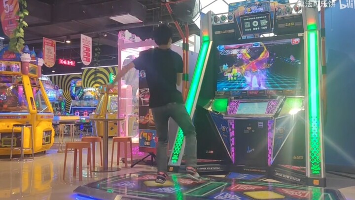 Tôi không trốn tập luyện, tôi chỉ đang tập bước di chuyển cầu lông trong quán trò chơi điện tử thôi.