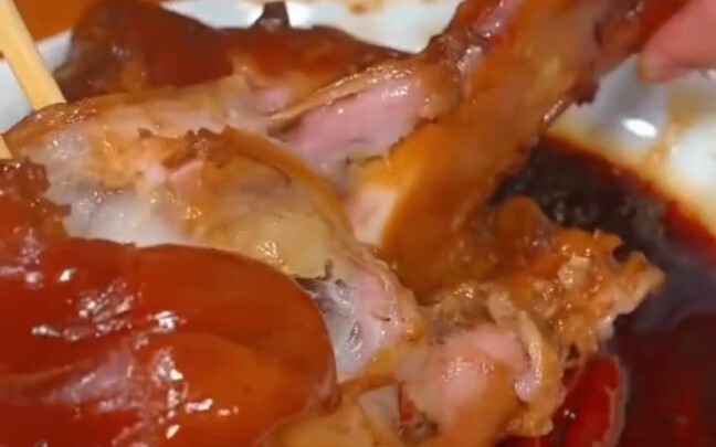 Families with kids always have great meals. “So fragrant! #Dongpo Pork Knuckle”