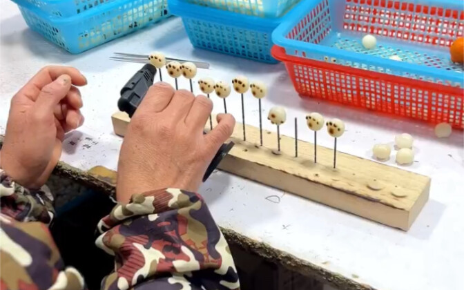 “So sánh cặp tay vòng bồ đề hình móng mèo do cô công nhân xưởng nướng lúc vui lẫn lúc buồn” ||| Để n