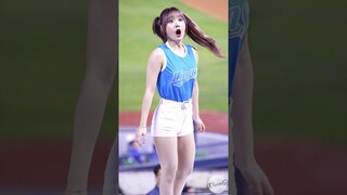 파울볼 잡은 팬보고 깜놀ㅋㅋ #최홍라 #치어리더