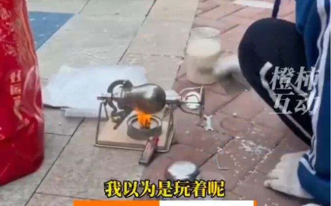 صبي يبلغ من العمر 12 عامًا يبيع الفشار مع أخته الصغيرة في الحي بسعر 2 يوان للحصة.. امرأة تشجّعهما وت