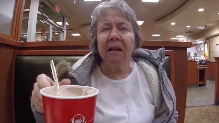 Ibu menderita demensia dan tak lagi mengenali putranya di hadapannya, sang putra berbalik lalu berla