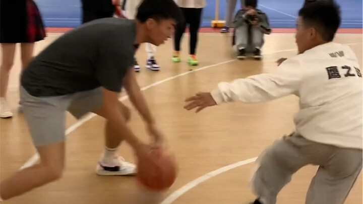 Tukang Wang adu satu lawan satu dengan bintang basket muda dari Pegunungan Daliang, salut!