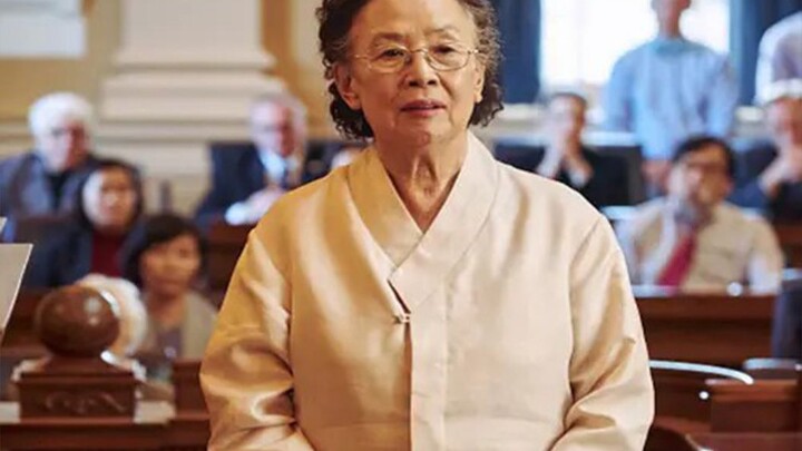 Douban đạt 8,8 điểm trong "I Can Speak". Khoảnh khắc bà cụ vén áo lên, tất cả phóng viên đều im lặng