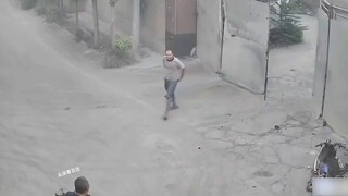 Một ngày một quả dưa - Người đàn ông suýt bị ô tô đâm trước cửa nhà rồi đuổi theo và chặt xác