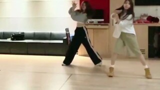 قام كل من BAE وJIWOO بإعادة تمثيل الرقصات التي أدوها كمتدربين (بما في ذلك الرقصات الأصلية)