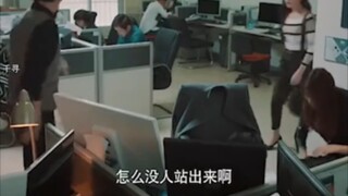 才去上了趟厕所，电脑全被小人删了，小伙气得拿起硬盘就砸。