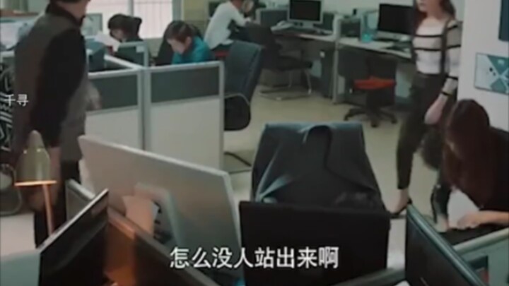 才去上了趟厕所，电脑全被小人删了，小伙气得拿起硬盘就砸。