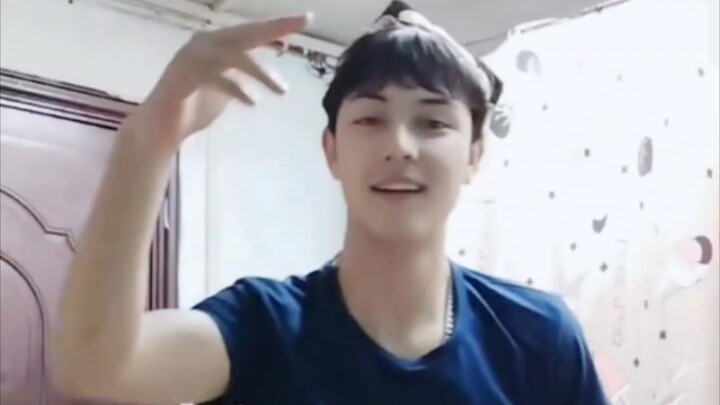 【Xinjiang Produces Beauties】A Cute Xinjiang Lad Shows Off Xinjiang Dance