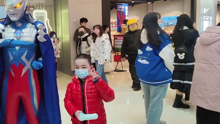 There are a lot of children in the coser at the Sailuolong Lake shopping mall.