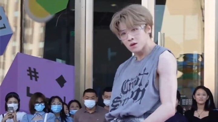 Collaborating with idol trainees! ? Showing up at Qingdao shopping mall and performing a dance cover