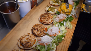 Làm bánh mì kẹp thịt Hàn Quốc | Food Kingdom