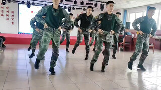 #兵哥#เต้นรำ เคยเห็นทหารเต้นบ้างไหม แข็งแกร่ง อ่อนโยน #เยาวชนควรมีลักษณะอย่างไร