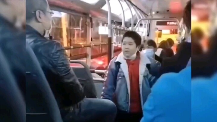 Adegan balas sindiran yang super nyaman, bicaranya lancar bagaikan puisi, tanpa sedikit pun kata kas