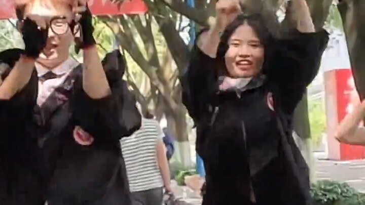 When interviewing graduates on the streets of the school, they actually helped Sister Lian promote h