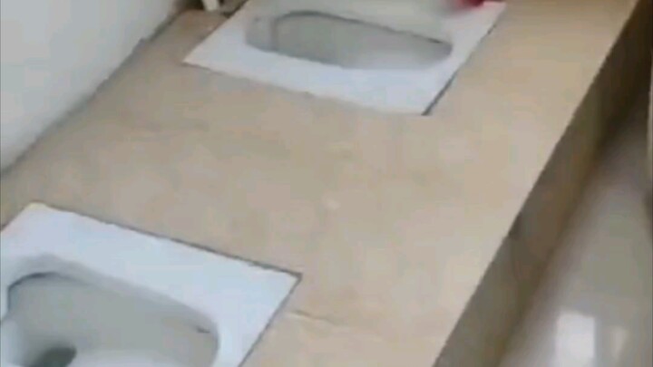 Suasana di asrama sekolah kami sangat baik, bahkan saat ke toilet pun bisa naik peringkat berdua‑dua
