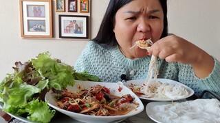 กินส้มตำปูปลาร้าขนมจีนเผ็ดๆ Eat Spicy Papaya Salad with Thai vermicelli