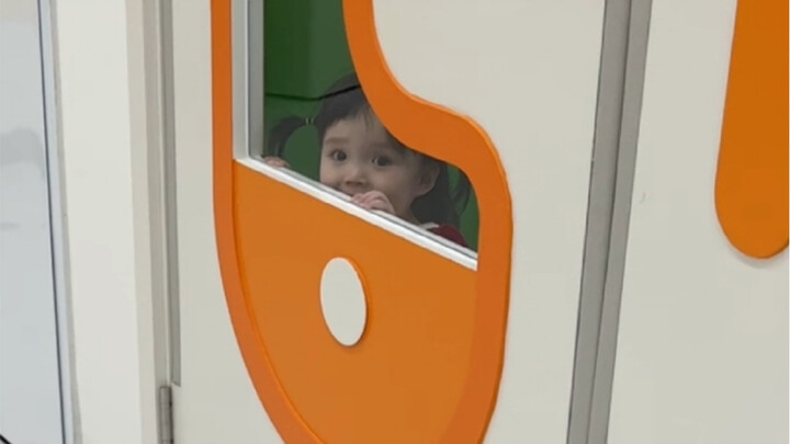 Kudengar kalian merasa dia terlalu bahagia.