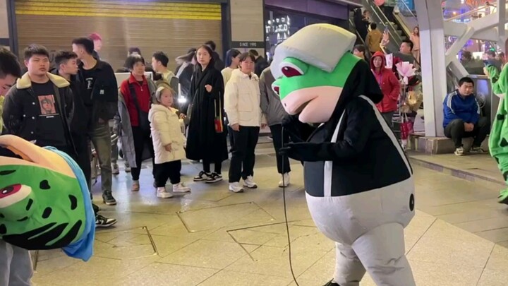 I met the masked frog king on the pedestrian street, and he sang "This is Love" to show his ikun str