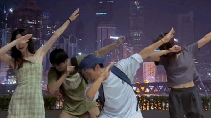 A simple and joyful little dance! If your friend comes to Chongqing as a guest, let’s just dance tog