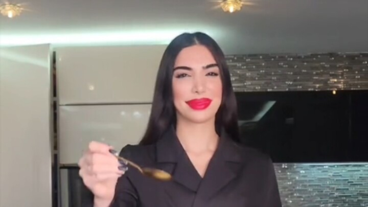 Dewi Belas Kasih | Kakak pa palsu, dewi sejati | Selamat kakak mendapat iklan | Gaun hitam elegan