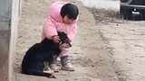 Anak-anak yang takut anjingnya ditakuti oleh petasan