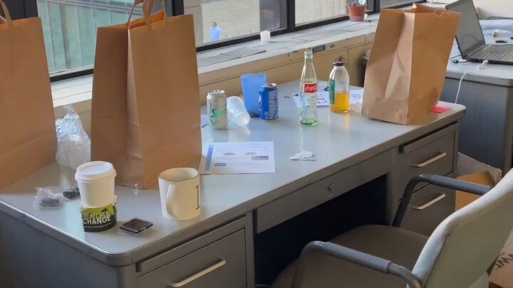 บนโต๊ะทำงานของเจ้าพ่อสุดบ้าพลังจาก MIT ที่ทดลองวิจัยจนถึงตีสามทุกวันมี...