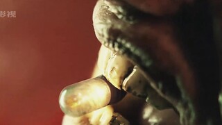 小偷因盗窃被围堵在角落里，他却率先把一颗胶囊咬在嘴里