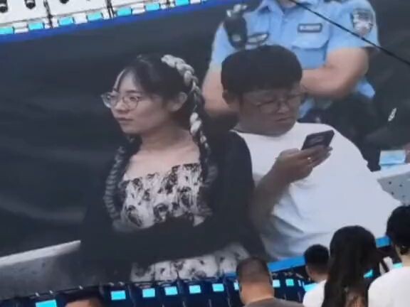 Ba lần chụp được cùng một cặp đôi tại lễ hội âm nhạc, mỗi lần lại ở một trạng thái khác nhau.