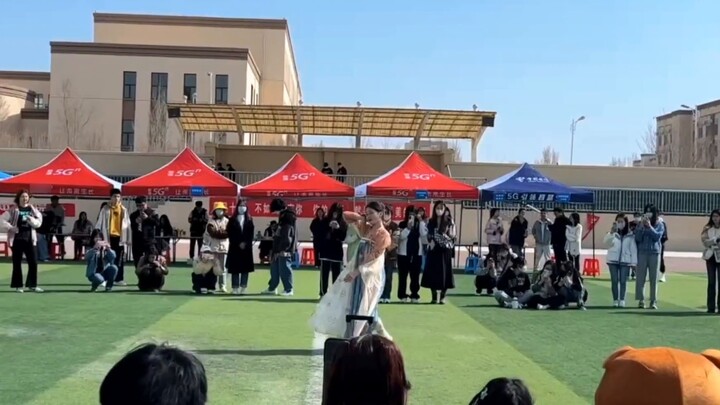 ชมรมรับสมัครนักศึกษาใหม่และสาวสวย ณ สนามเด็กเล่นมหาวิทยาลัย