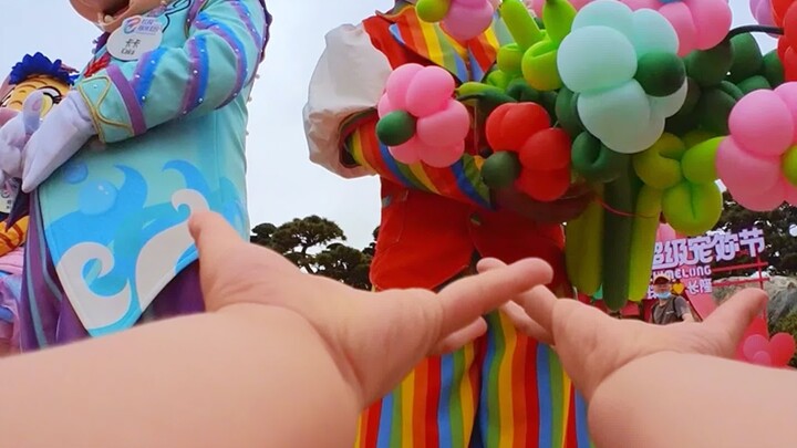 Một người phụ nữ vác đứa trẻ 10 kg, rượt đuổi điên cuồng một con voi ma mút trên phố!