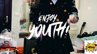 If you want to have fun, come and join a happy dance party. Young people should be so passionate!