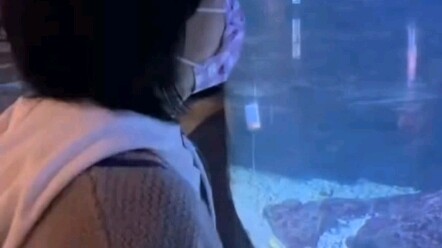 How hilarious can it be when your girlfriend is a total goofball? Using "羞羞的铁拳" to mask this damn aw