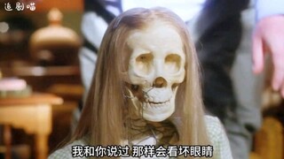 为了实现有家的梦想，男人竟用骷髅架子作为家人
