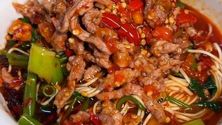 Mie babi suwir rasa ikan di jalanan Chongqing, topping yang baru digoreng sungguh lezat!