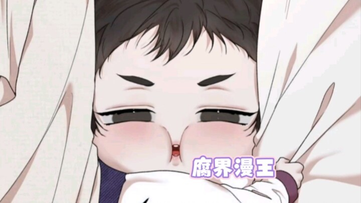 两个爸爸亲嘴嘴，崽崽被夹在胸前