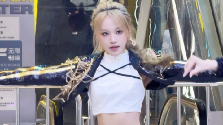 فرقة الصيادات الذهبية: تصوير مباشر لرومي وتشوي تينغ يين أثناء العرض المسرحي | رقصة عشوائية من حفل ها