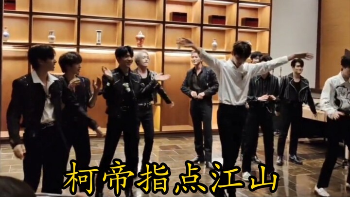 [Zhou Keyu] Emperor Keyu's iconic moment of commanding the nation—his legs are seriously long and so