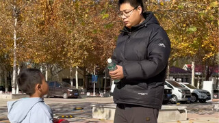 儿子给我买了一瓶饮料，我觉得儿子长大了，回头却发现儿子买了更大瓶