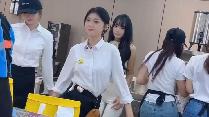 [Little He] Your milk tea is still being shaken!