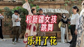 喀什古城偶遇新疆女孩，热情教我跳舞，看看跳的怎么样
