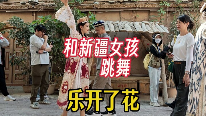 喀什古城偶遇新疆女孩，热情教我跳舞，看看跳的怎么样